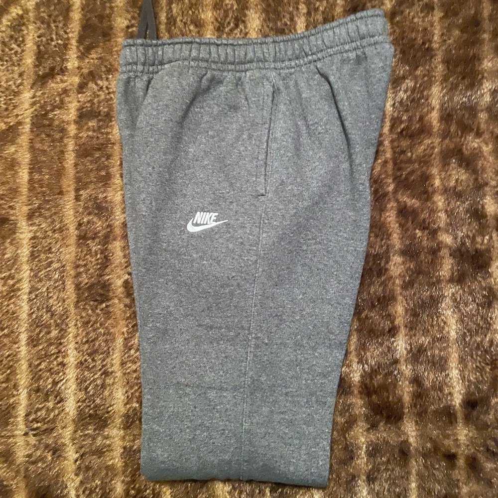 💙💙Nike Joggers. Men Size S. Will also fit XL in Boys. Gray. Great Condition.💙